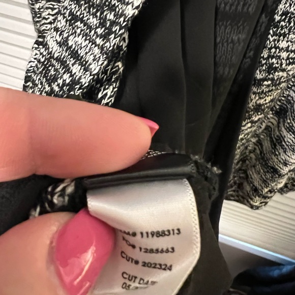 BLACK & WHITE MARLED COLD SHOULDER 2FER SWEATER-KNIT TOP - Picture 5 of 7